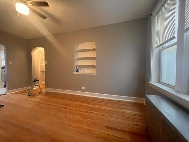 Building Photo - 1624 W Sherwin Ave