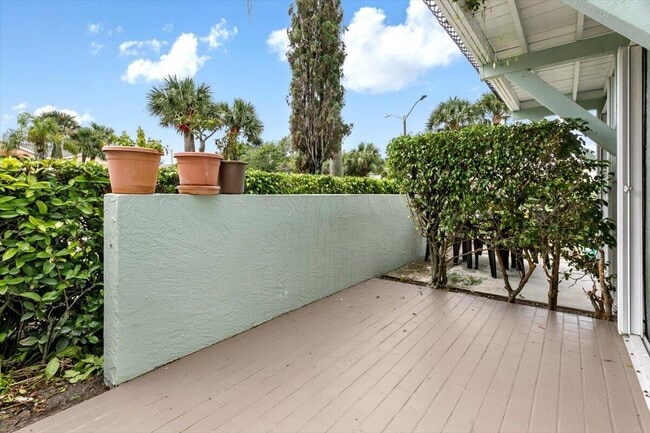 Building Photo - 700 Waterside Dr