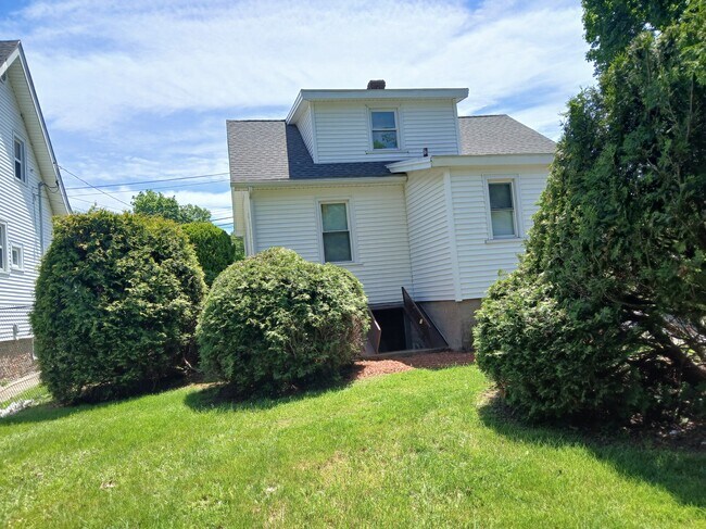 Building Photo - 293 Foxon Rd
