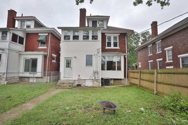Building Photo - 2403 Summit St
