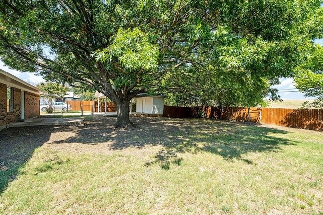 Building Photo - 810 S Western Hls Dr