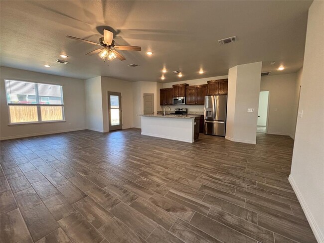 Building Photo - 722 Freedom Cir