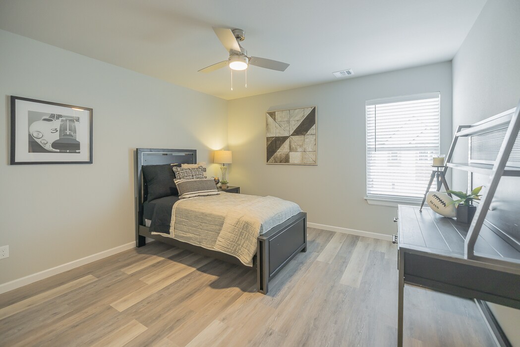 Building Photo - 3405 Redbud Ln