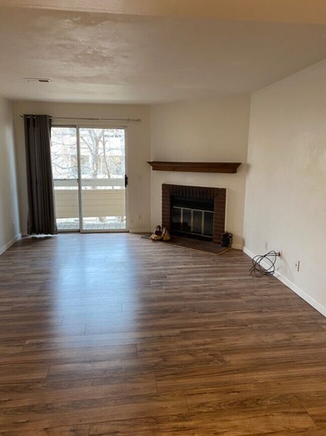 Building Photo - 2nd Floor 1bed/1bath with Laundry and Parking!