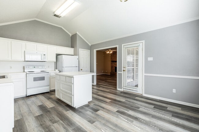 Building Photo - 10312 Sierra W Dr