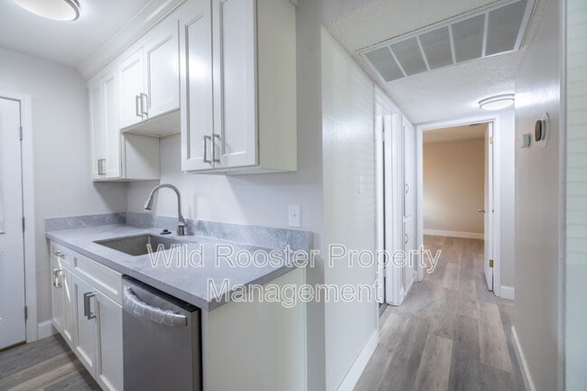 Building Photo - 7256 S Land Park Dr