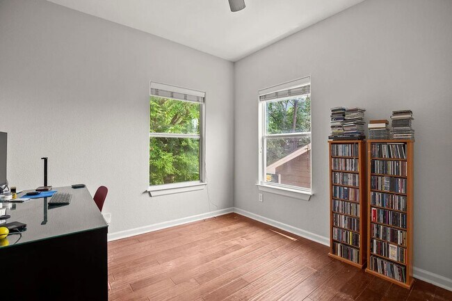 Building Photo - 2111 E 8th St