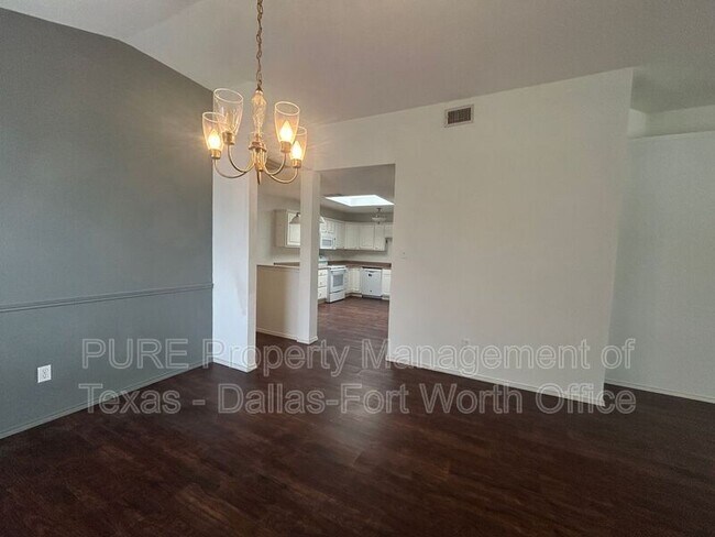 Building Photo - 5945 Ravenya St