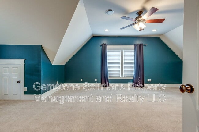 Building Photo - 210 38th Ave N