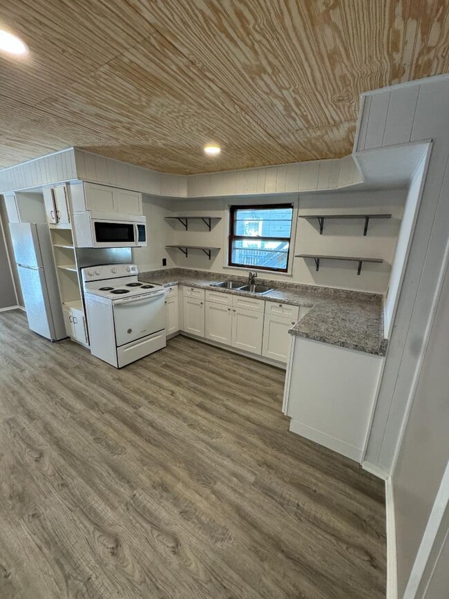 Building Photo - 622 E Locust St