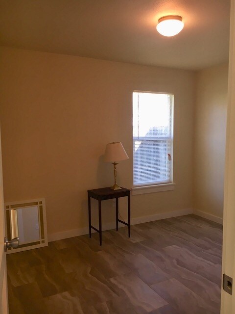 Bedroom/dual paned windows - 5802 Tracy Lynn Ln