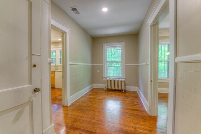 Building Photo - Updated 3 bed/1 bath - walk to Crosstown Concourse