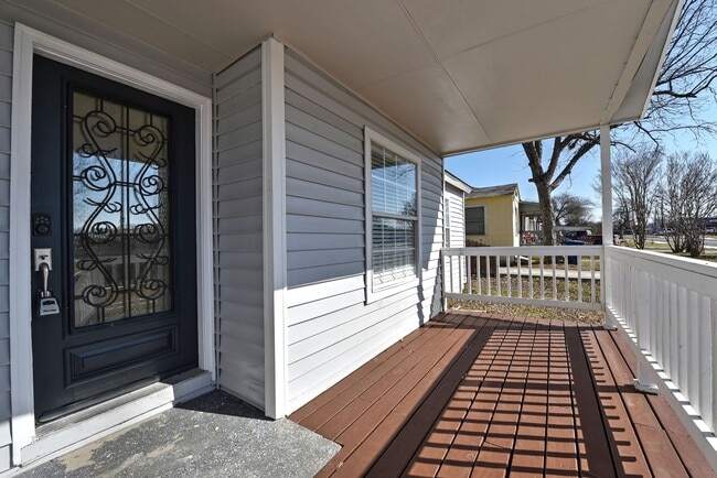 Building Photo - Stylish and Spacious 4-Bedroom Home PLUS C...
