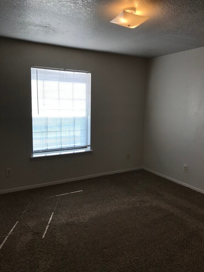 Building Photo - 2033 S Don Roser Dr