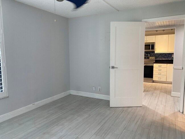 Building Photo - 15 Royal Palm Way