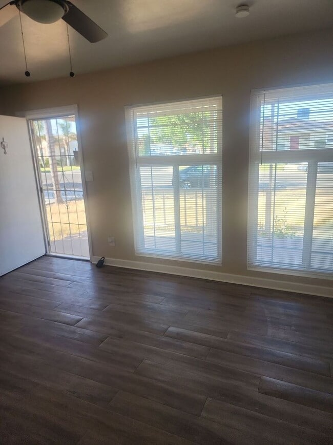 Building Photo - Lovely property in Bakersfield – 10 Minute...