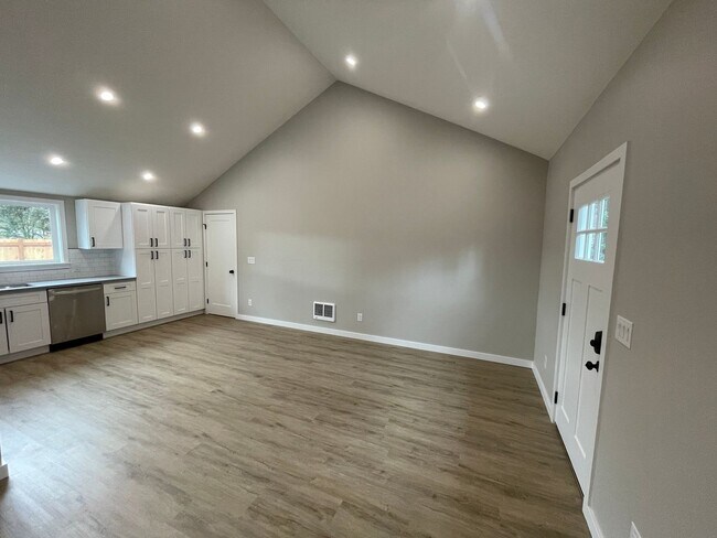 Building Photo - Charming newly remodeled 3-bedroom home in Lakewood.