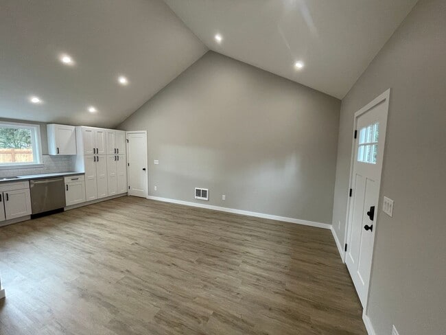 Building Photo - Charming newly remodeled 3-bedroom home in...