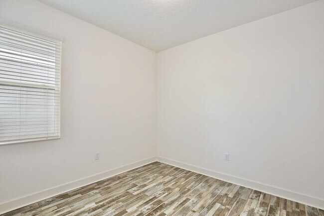 Building Photo - Gorgeous 4/3 Spacious Home with a 2 Car Garage Located on a Conservation Lot in Creekstone Neighb...