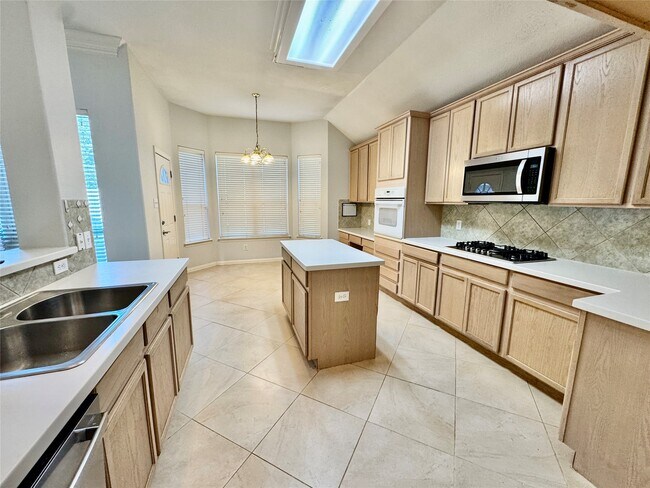 Building Photo - 2604 Hidden Creek Dr