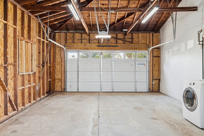 Building Photo - ***OPEN HOUSE - Friday 8/29 - 4-6pm***