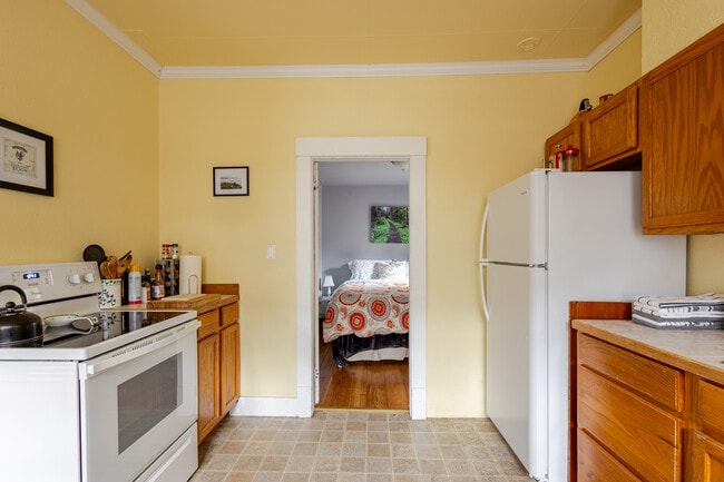 Building Photo - Charming 2-Bedroom Home Near Downtown Bellingham – Private Yard & Cozy Living