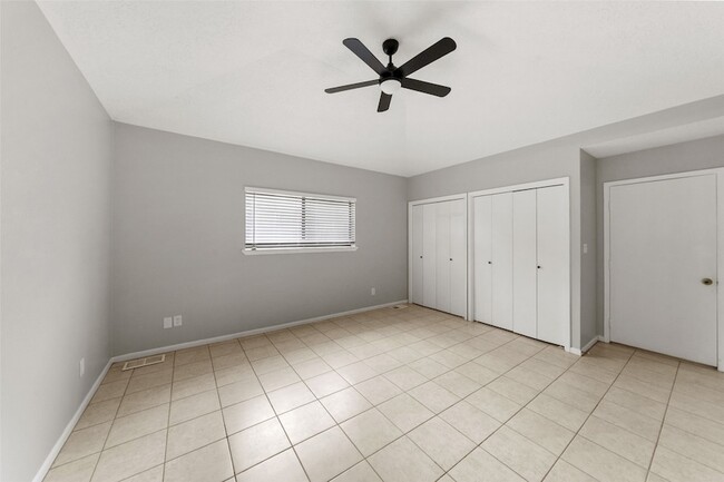 Building Photo - 25 Shady Oak Ln