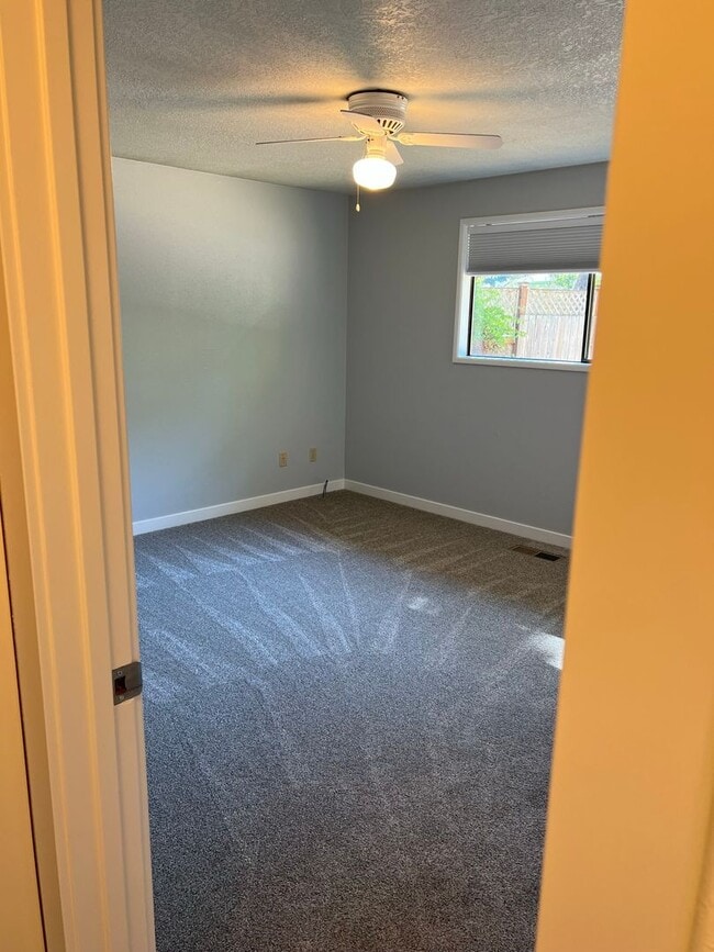 Building Photo - Newly Remodeled - Light & Bright  Home in ...