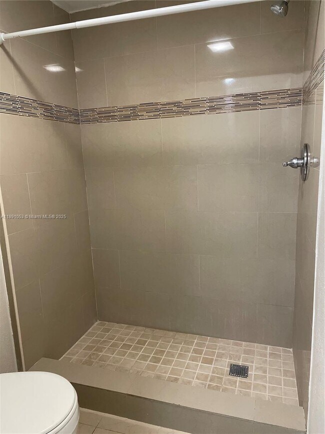 Building Photo - 6620 Miami Lakes Dr
