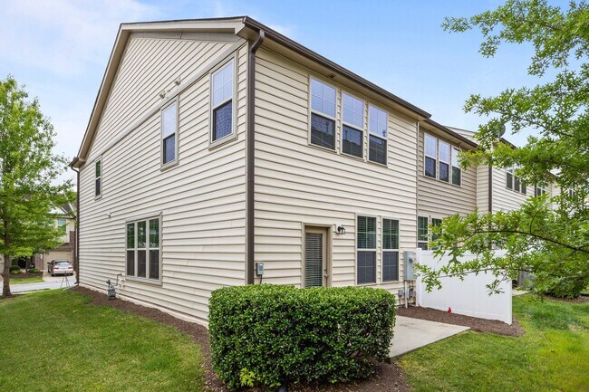 Building Photo - Fantastic 3 Bedroom End-unit Townhome with...