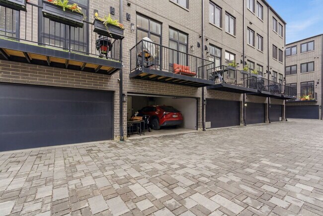 Building Photo - 6227 S Ellis Ave