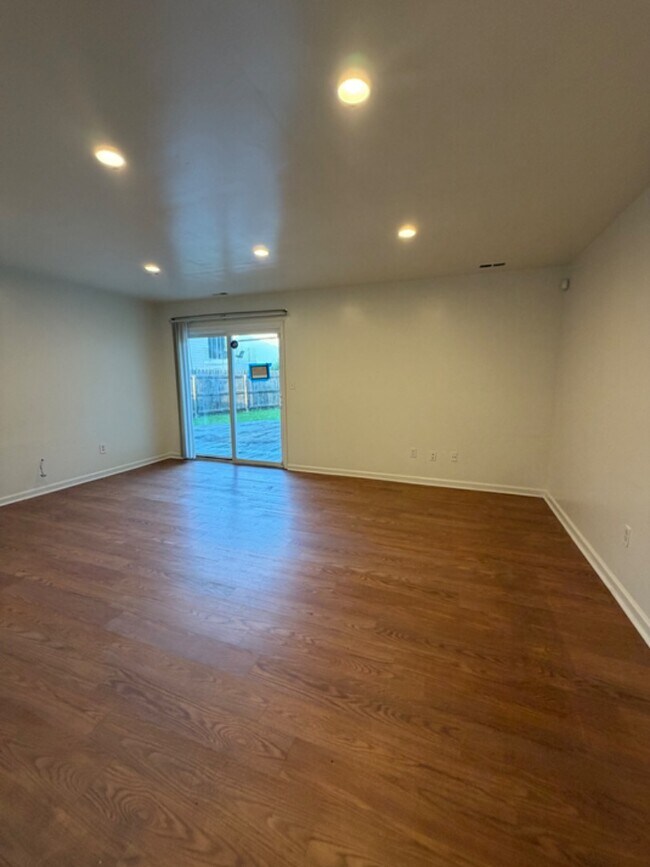 Building Photo - 1046 Commonwealth Pl