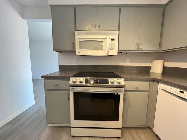 Building Photo - Spacious 4-Bedroom, 2.5-Bathroom Home with...