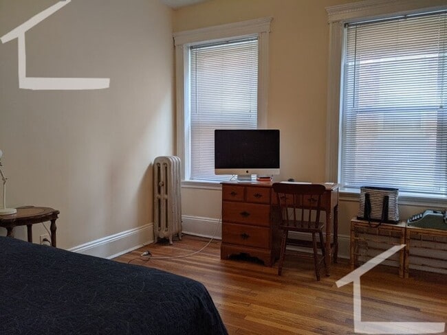 Building Photo - No Brokers Fee,3 Bedrooms unit on Coolidge Corner, Laundry on a Site, Heat, Hot Water Included