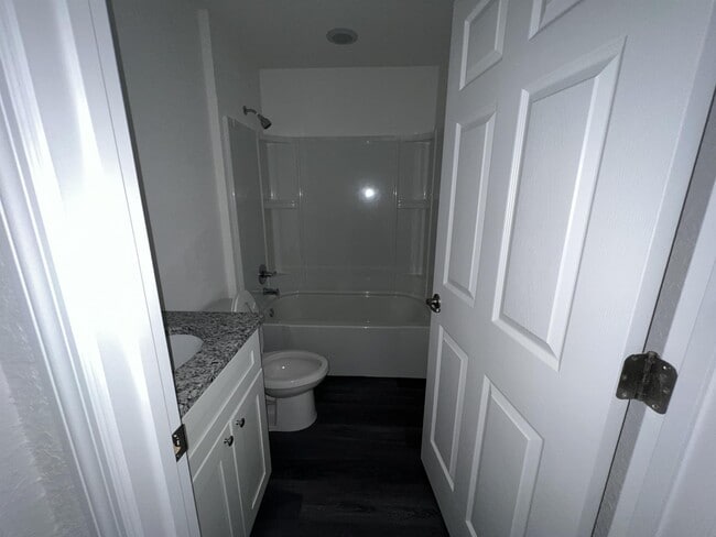 Building Photo - 9 Maple Ln