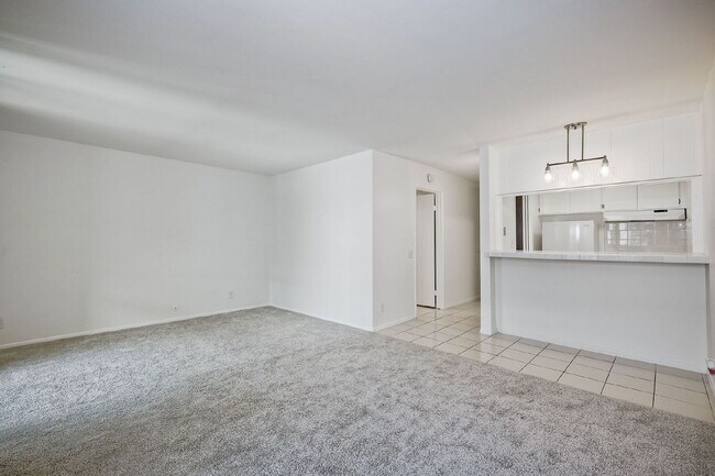 Building Photo - 1/2 off 1st month rent move in special at the Bluffs!!!
