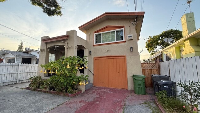 Building Photo - EPIC REA: Charming 2 Bed/ 1 Bath Home in Oakland’s Foothill Neighboorhood
