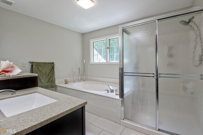 Building Photo - 208 Wysteria Ct