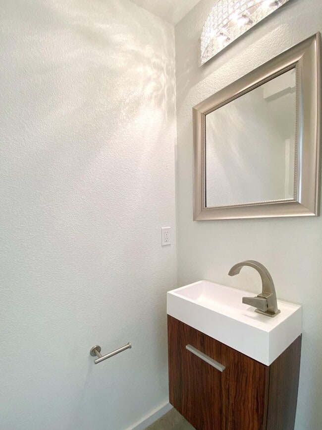 Building Photo - Stylish Midtown Duplex