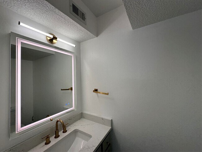 Building Photo - 17707 Moss Point Dr