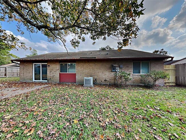 Building Photo - 2822 Canary Ln