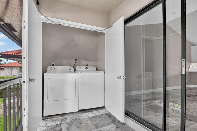 Building Photo - 301 Club Cir