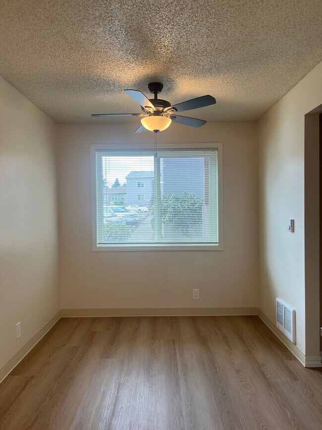 Building Photo - 1 Bed • 1 Bath Downstairs Unit - Updated Flooring