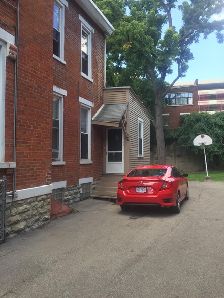 Off Street Parking - 112 Lyon St
