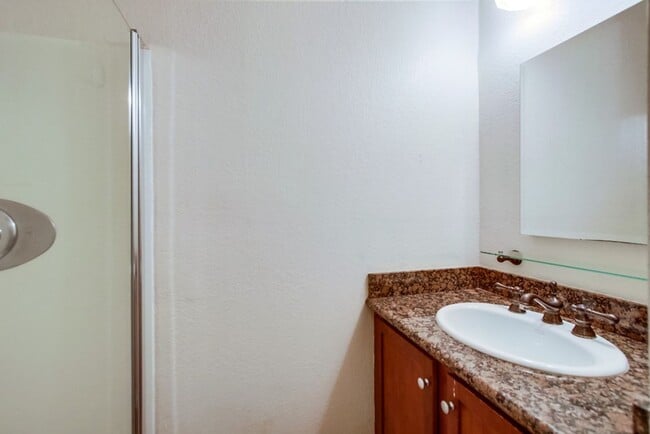 Building Photo - Beautiful 2 Story Townhouse with Prime Location!!