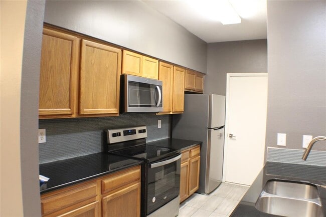 Building Photo - 7342 Regency Square Ct