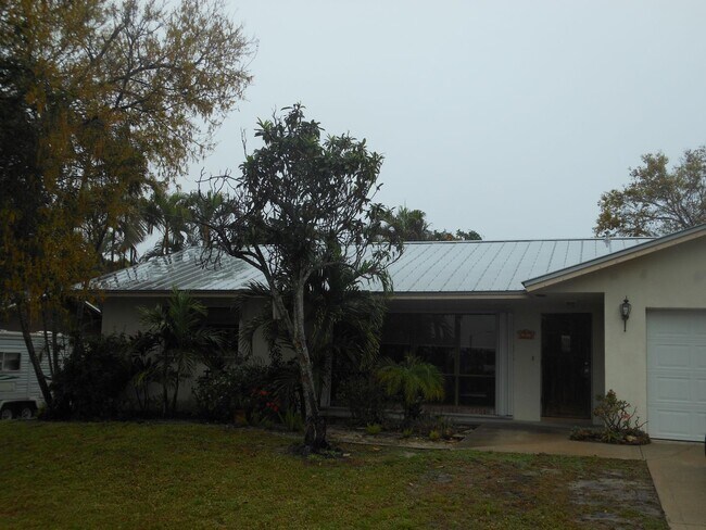 Building Photo - CHARMING 2 BEDROOM POOL HOME IN THE HEART OF JENSEN BEACH