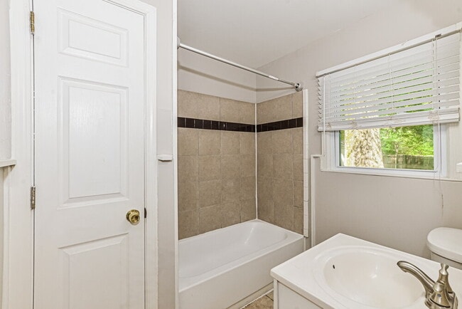 Building Photo - 1172 Oak Ridge Dr