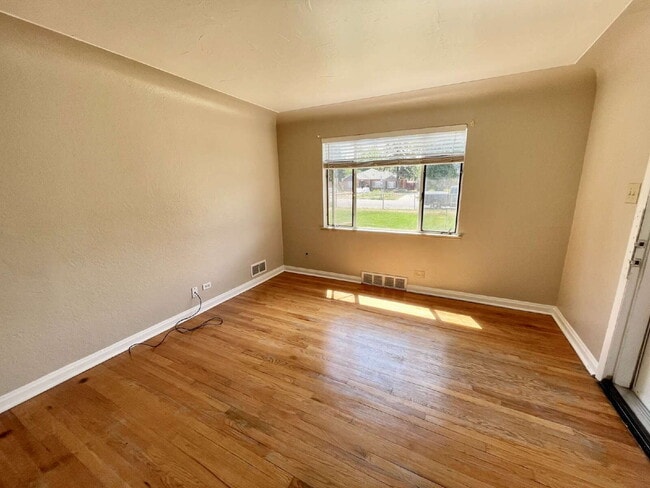 Building Photo - 3 Bed 1 Bath Ranch in North Park Hill! (Available Immediately)