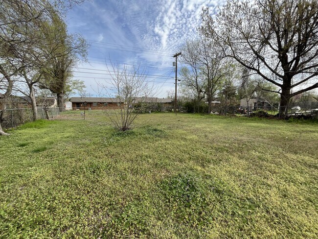 Building Photo - 111 E Haddock St